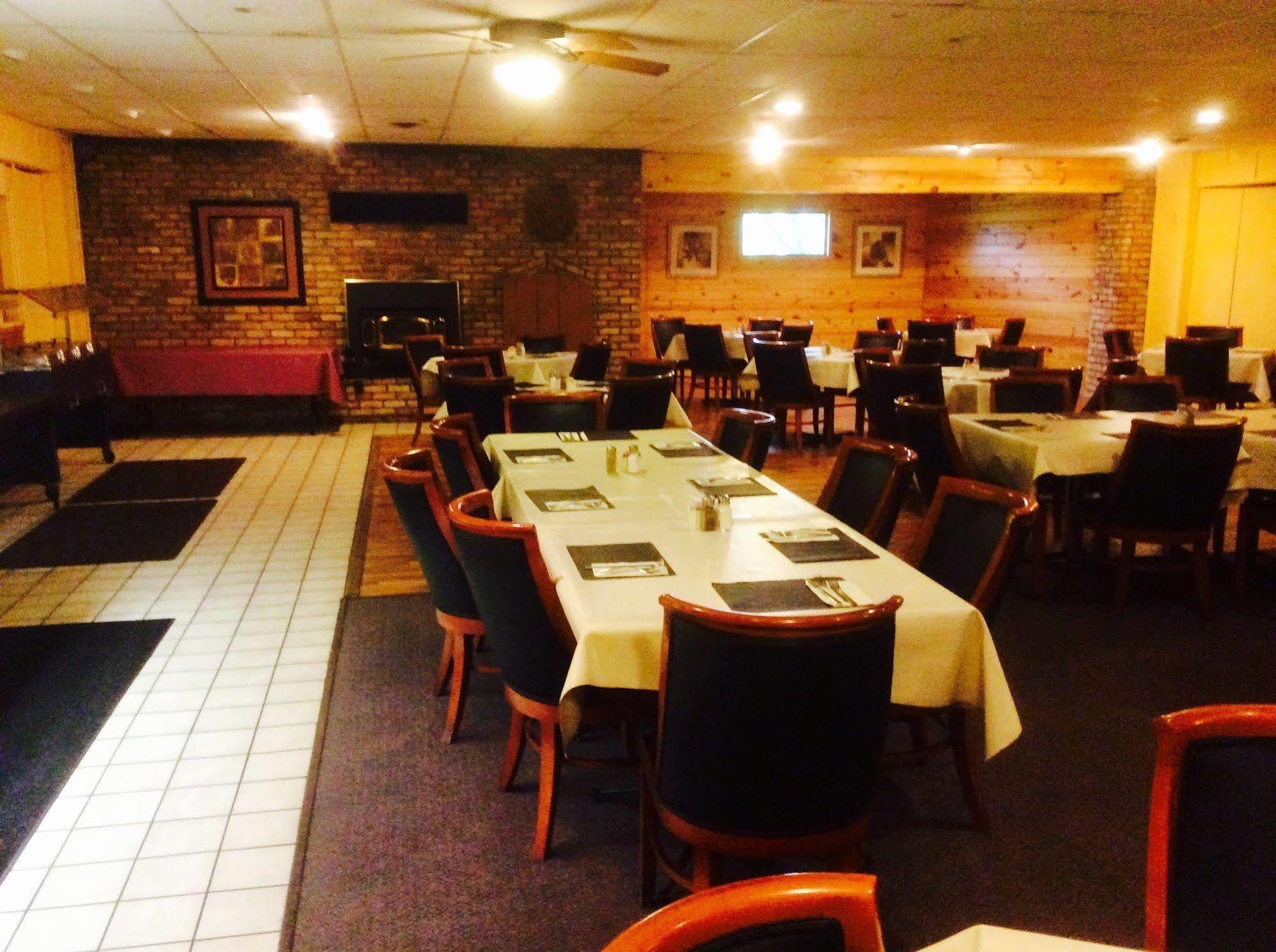 Forty Club Inn Deerwood Екстериор снимка